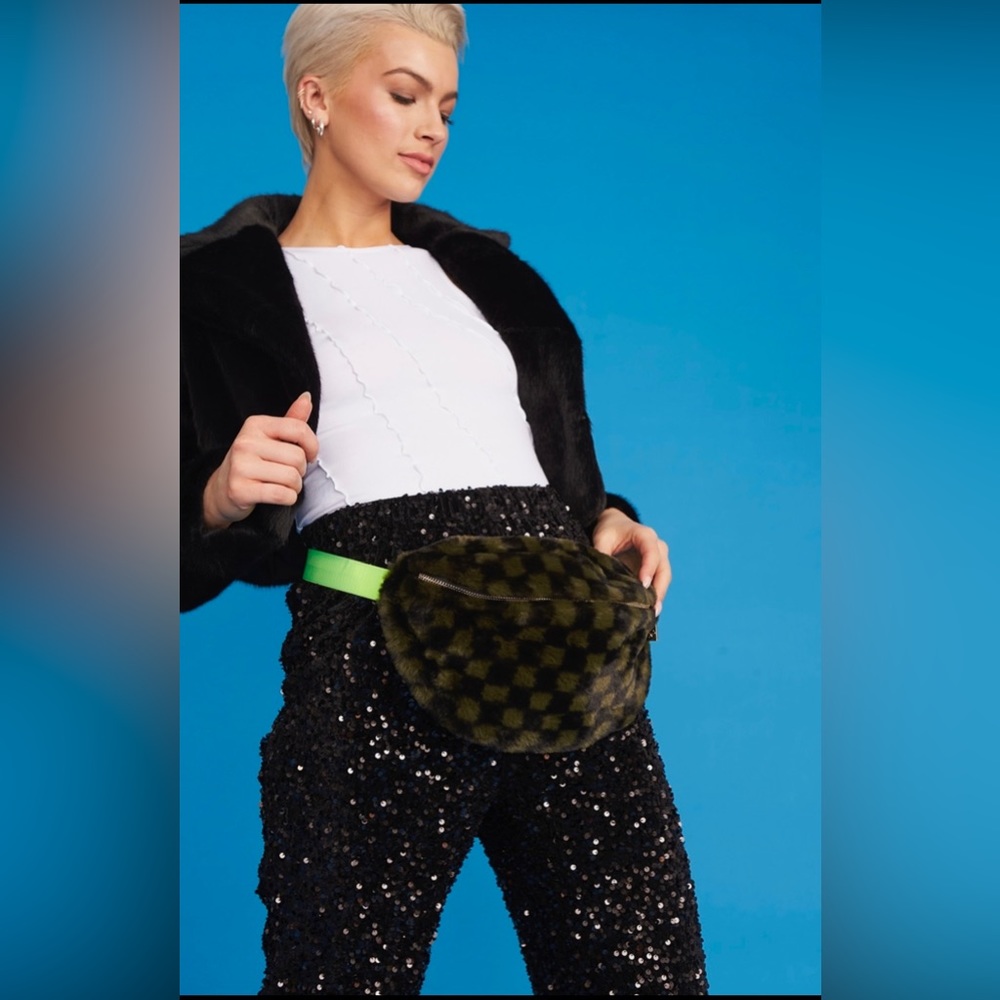 Brand New check Fanny pack in faux fur! - Picture 2 of 2